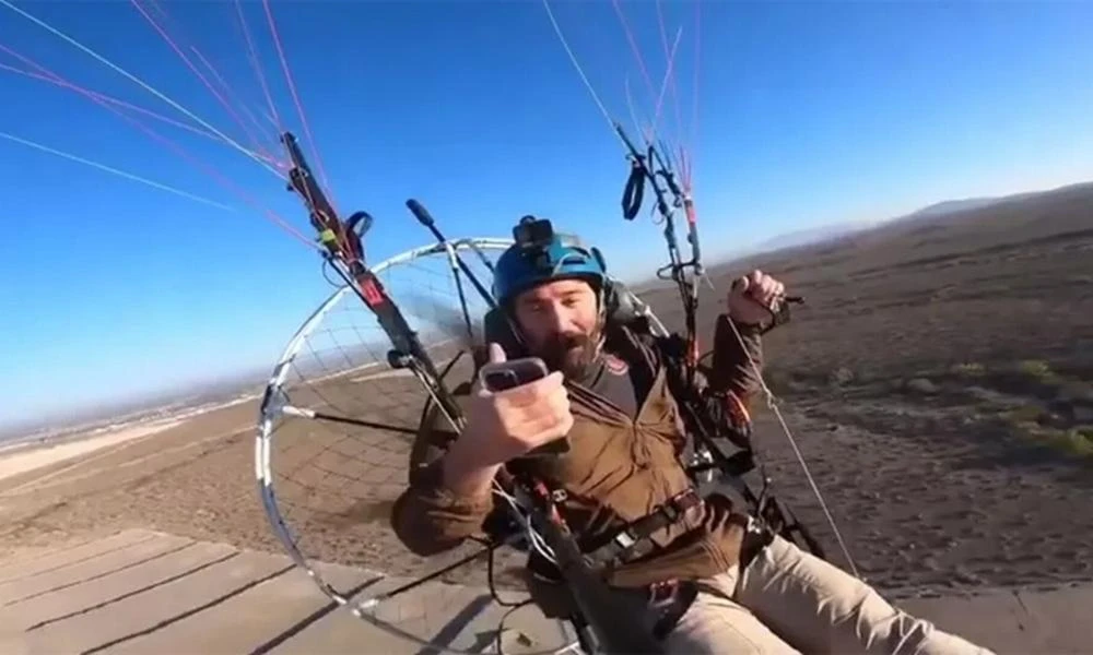Σοκαριστικό βίντεο! Έμπλεξε το αλεξίπτωτο και έπεσε με 48 μίλια την ώρα αλλά... σώθηκε